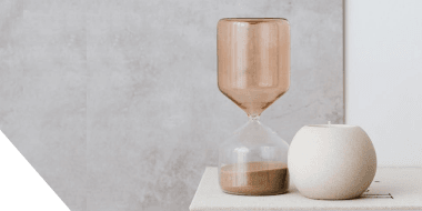 Vaso com tempo caindo d euma ampulheta para representar a alta velocidade de suporte dedicado ao lojista