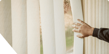 Pessoa colocando a mão na cortina para mostrar a alta qualidade do material do Produto Certificado