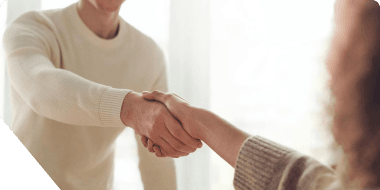 Pessoas apertando as mãos para representar Clientes Satisfeitos